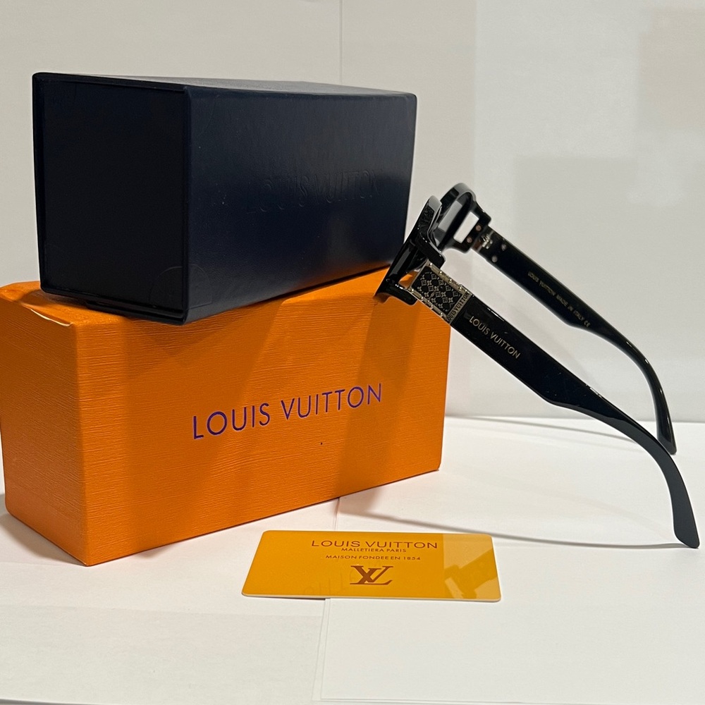 Louis Vuitton Black Sunglasses with Gold Accents unisex - Picture 2 of 10